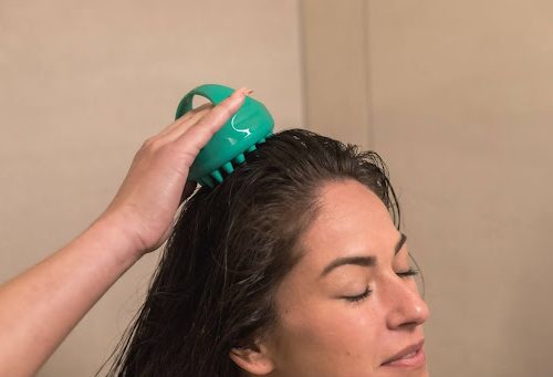 How a scalp scrubber helps to get rid of scalp scabs