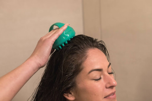 How a scalp scrubber helps to get rid of scalp scabs